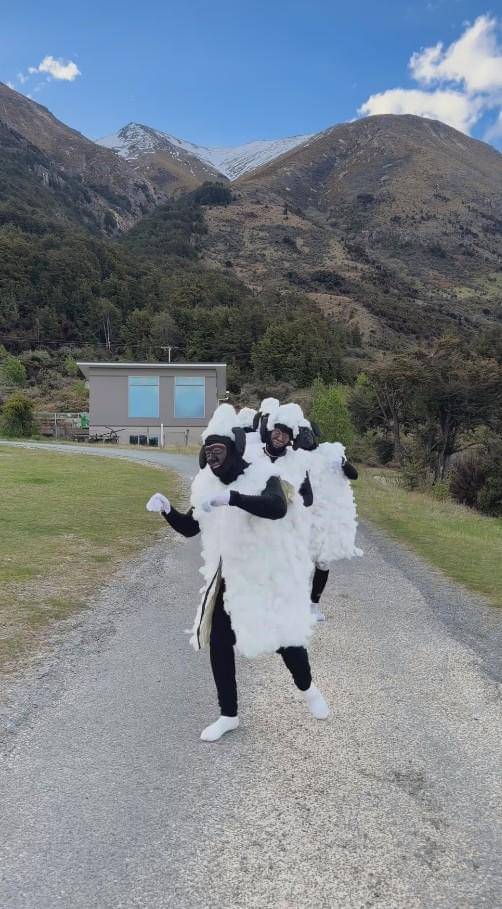 The Prediksi dan Bedain Pakai Baju Kostum Shaun The Sheep (instagram.com/theprediksi_)