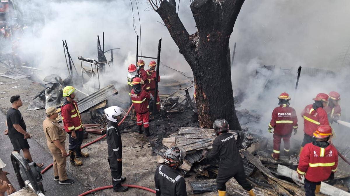 Tim Damkar Padang melakukan pemadaman di rumah warga yang terbakar (Foto: Dok Damkar Padang)