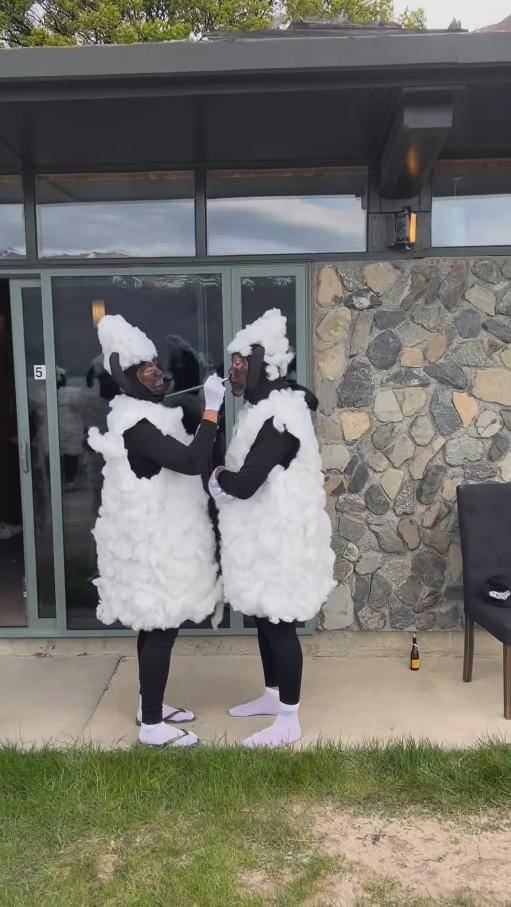 The Prediksi dan Bedain Pakai Baju Kostum Shaun The Sheep (instagram.com/theprediksi_)