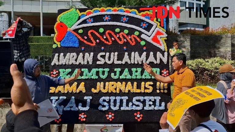 Karangan bunga KAJ Sulsel untuk Mentan Amran di depan Kantor Andi Amran Sulaiman (AAS) Building, Jalan Urip Sumiharjo, Kota Makassar, Selasa (4/11/2025) IDN Times/ Darsil Yahya 