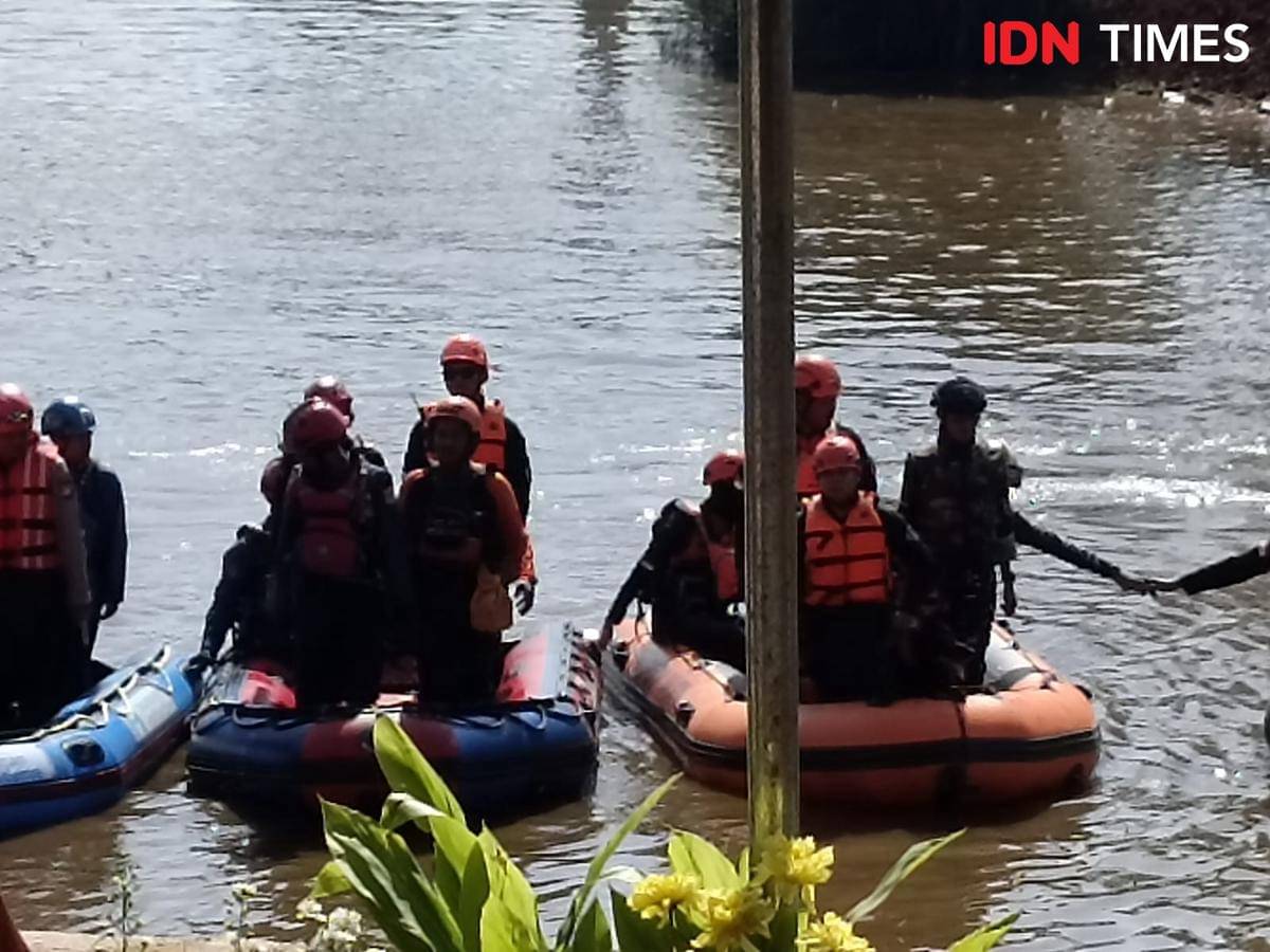 Simulasi kesiapsiagaan banjir Jakarta di Sungai Lebak Bulus Jaksel, Selasa (4/11/2025). (IDN Times/Dini Suciatiningrum)