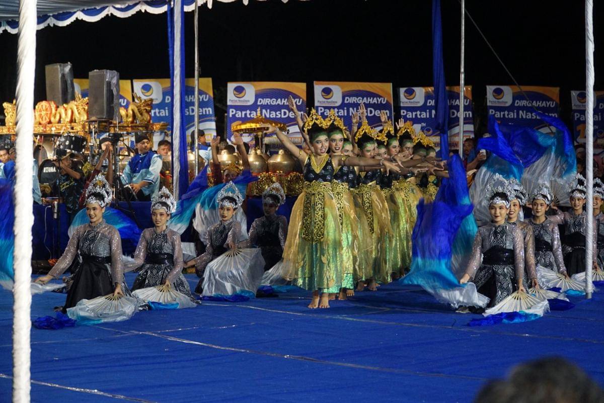 Pergelaran seni budaya di Alun-Alun Manunggal, Gombong, Kebumen, Sabtu (1/11/2025) malam saat peringatan Hari Ulang Tahun ke-14 Partai NasDem Jawa Tengah. (Dok. Nasdem Jateng)