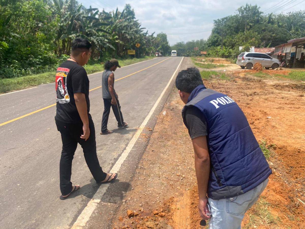 Polisi melakukan olah TKP pria ngamuk di Sungai Lilin. (Dok. Polres Muba)
