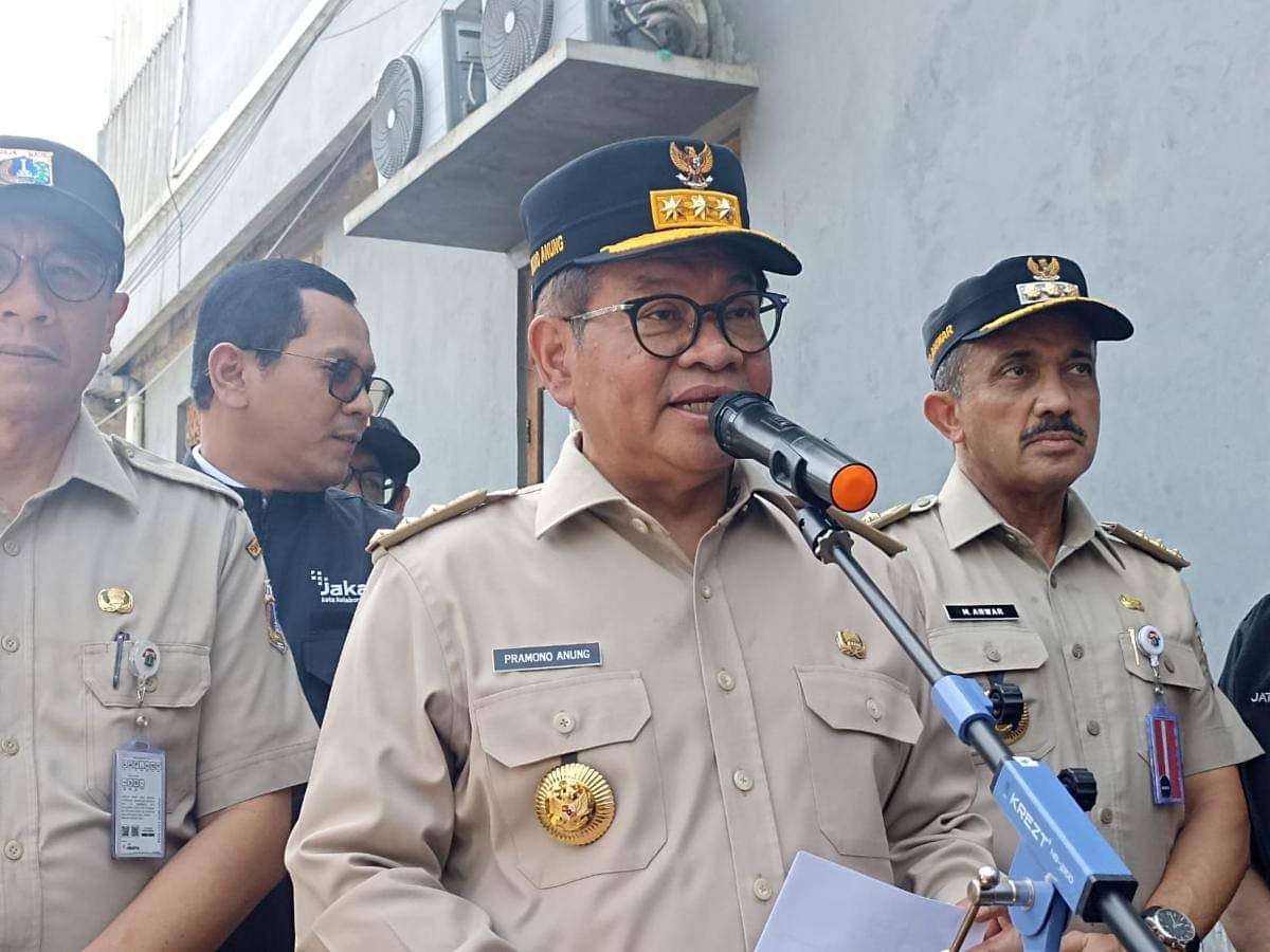 Gubernur DKI Jakarta Pramono Anung mengecek tanggul Baswedan di Jakarta Selatan, Selasa (4/11/2025). (IDN Times/Dini Suciatiningrum)