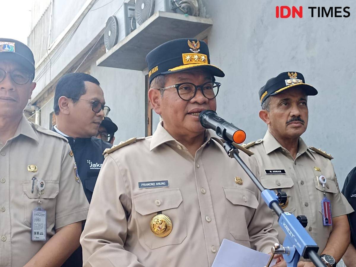 Gubernur DKI Jakarta Pramono Anung mengecek tanggul Baswedan di Jakarta Selatan, Selasa (4/11/2025). (IDN Times/Dini Suciatiningrum)