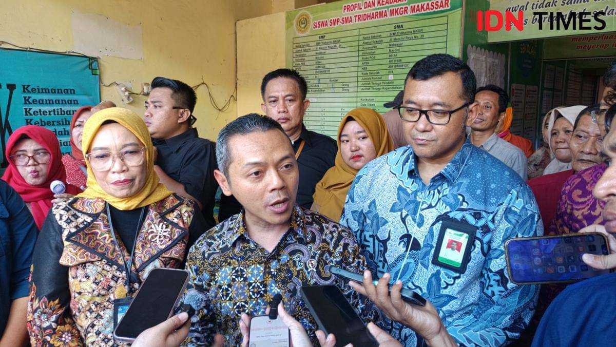 Wakil Menteri Pendidikan Dasar dan Menengah Fajar Riza Ul diwawancarai usai meninjau pelaksanaan Tes Kemampuan Akademik (TKA) di SMA Tri Dharma Makassar, Selasa (4/11/2025). (IDN Times/Asrhawi Muin)