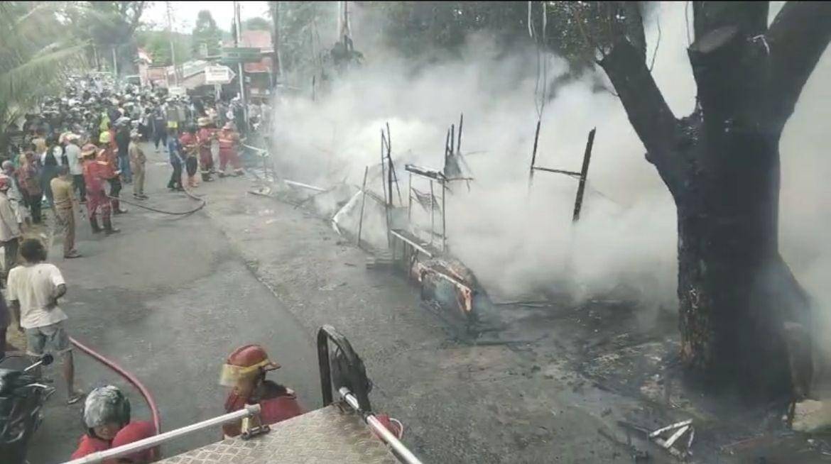 Tim Damkar Padang melakukan pemadaman di rumah warga yang terbakar (Foto: Dok Damkar Padang)