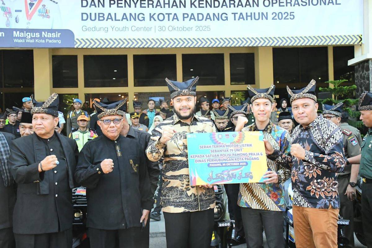 Wali Kota Padang berfoto dengan para dubalang (Foto: Humas)