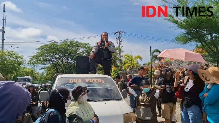 Perwakilan KAJ Sulsel saat melakukan orasi sebagai bentuk protes terhadap Mentan Amran di depan Kantor Andi Amran Sulaiman (AAS) Building, Jalan Urip Sumiharjo, Kota Makassar, Selasa (4/11/2025) IDN Times/ Darsil Yahya