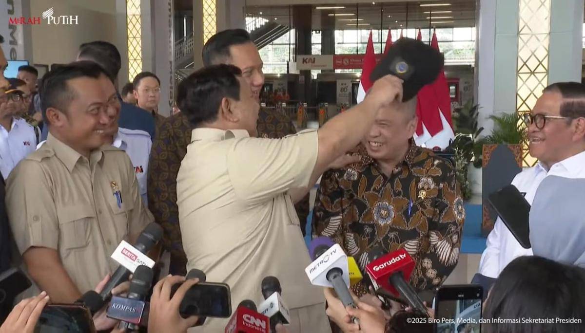 Momen Presiden Prabowo Cek Kebotakan Rambut Menteri Perhubungan, Dudy Purwagandhi (Youtube.com/Sekretariat Presiden)