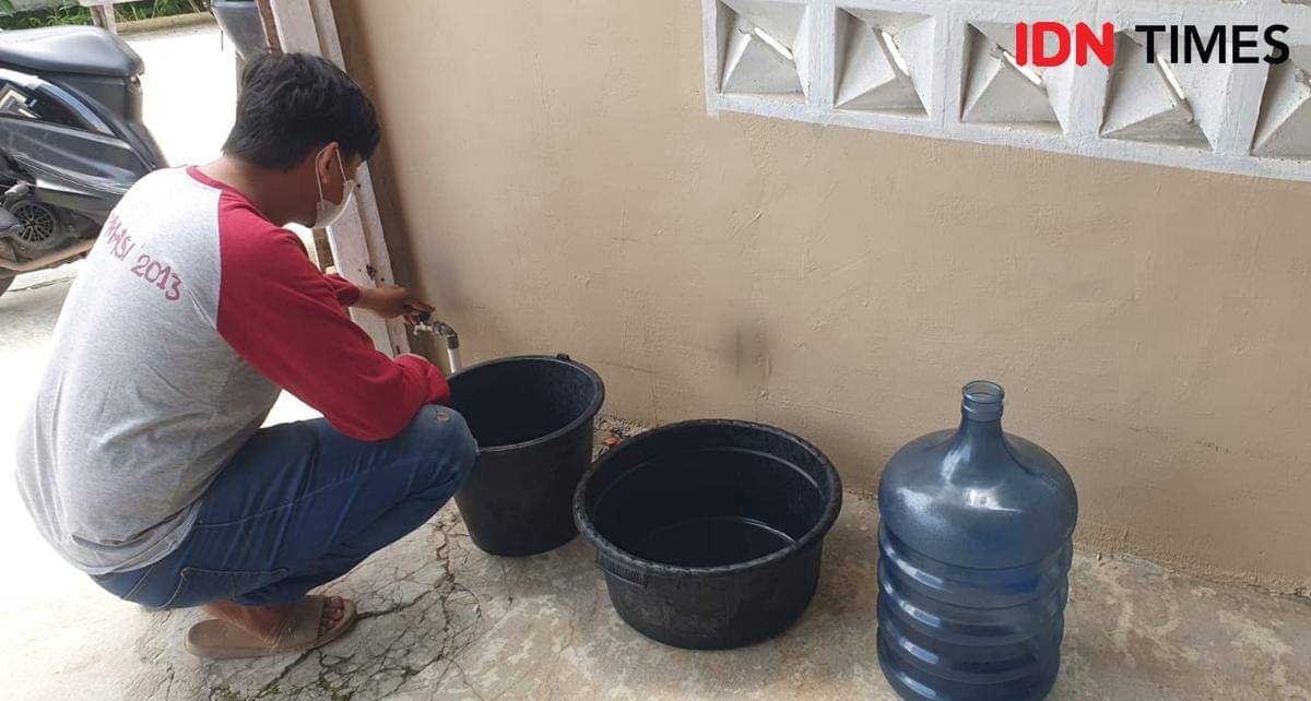 Ganda warga Bukit Baru, Ilir Barat I, Palembang mengeluh matinya pasokan air dari Tirta Maju Sriwijaya (TSM) selama lima hari terakhir (IDN Times/Rangga Erfizal)