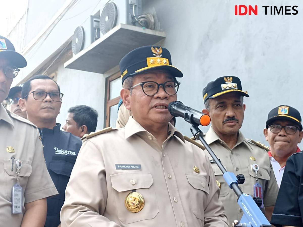 Gubernur DKI Jakarta Pramono Anung mengecek tanggul Baswedan di Jakarta Selatan, Selasa (4/11/2025). (IDN Times/Dini Suciatiningrum)