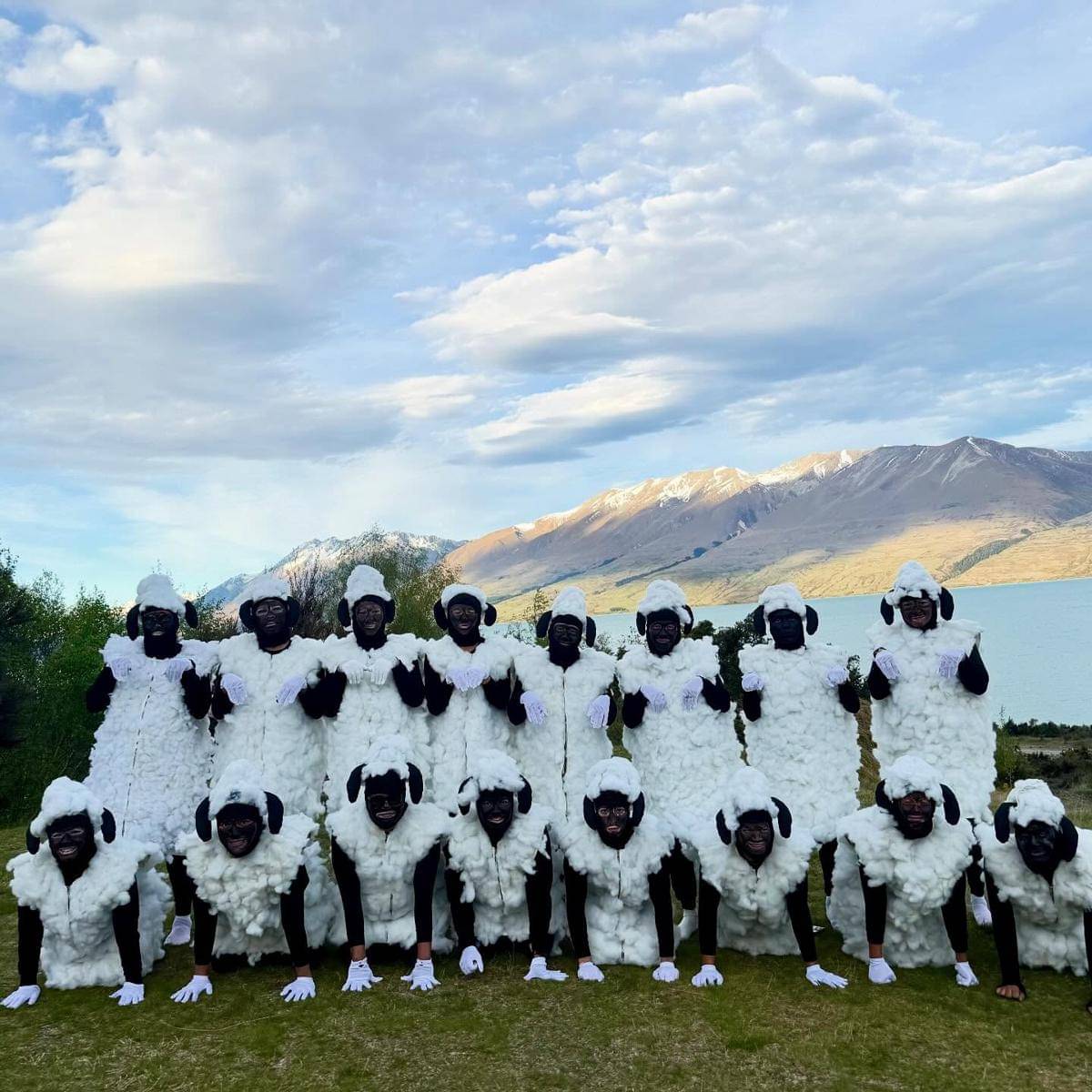 The Prediksi dan Bedain Pakai Baju Kostum Shaun The Sheep (instagram.com/theprediksi_)