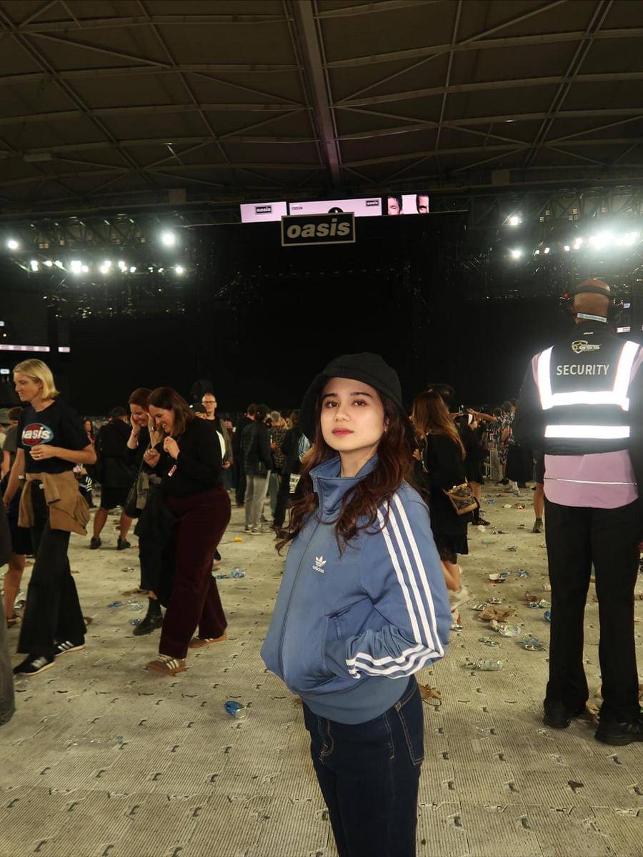 Tissa Biani dan Dul nonton Oasis di Melbourne