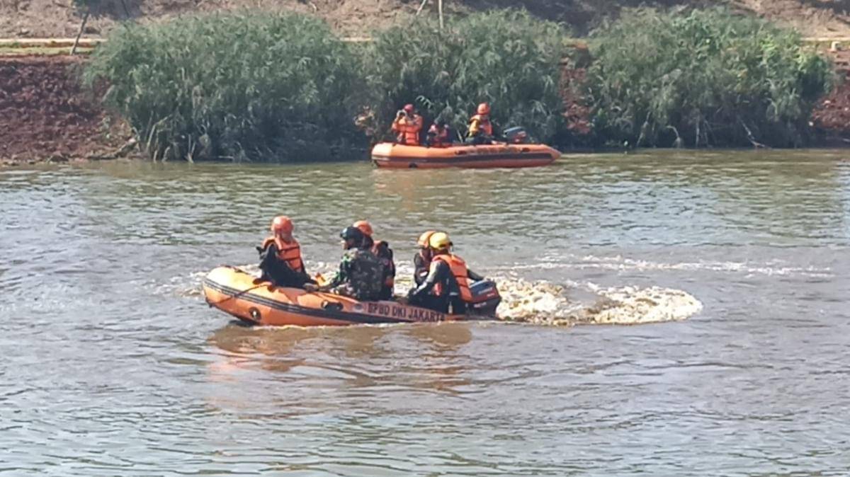 Simulasi kesiapsiagaan banjir Jakarta di Sungai Lebak Bulus Jaksel, Selasa (4/11/2025). (IDN Times/Dini Suciatiningrum)