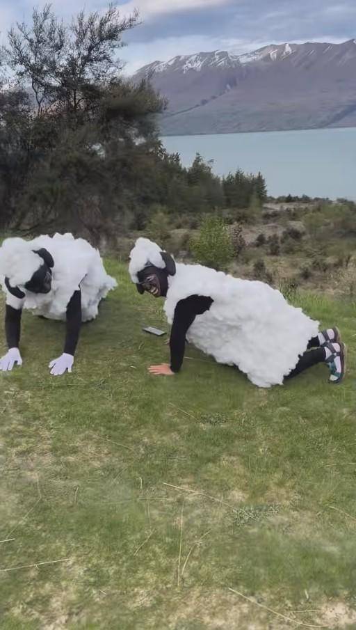 The Prediksi dan Bedain Pakai Baju Kostum Shaun The Sheep (instagram.com/theprediksi_)