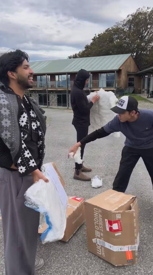 The Prediksi dan Bedain Pakai Baju Kostum Shaun The Sheep (instagram.com/theprediksi_)