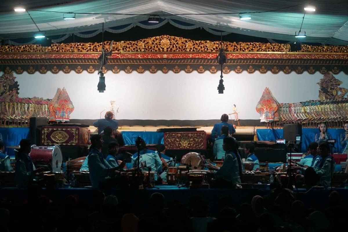 Pergelaran wayang kulit semalam suntuk dengan lakon “Wisanggeni Kridha” di Alun-Alun Manunggal, Gombong, Kebumen, Sabtu (1/11/2025) malam saat peringatan Hari Ulang Tahun ke-14 Partai NasDem Jawa Tengah. (Dok. Nasdem Jateng)