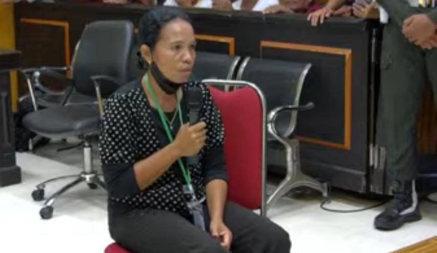 Ibu angkat Prada Lucky bersaksi di persidangan. 