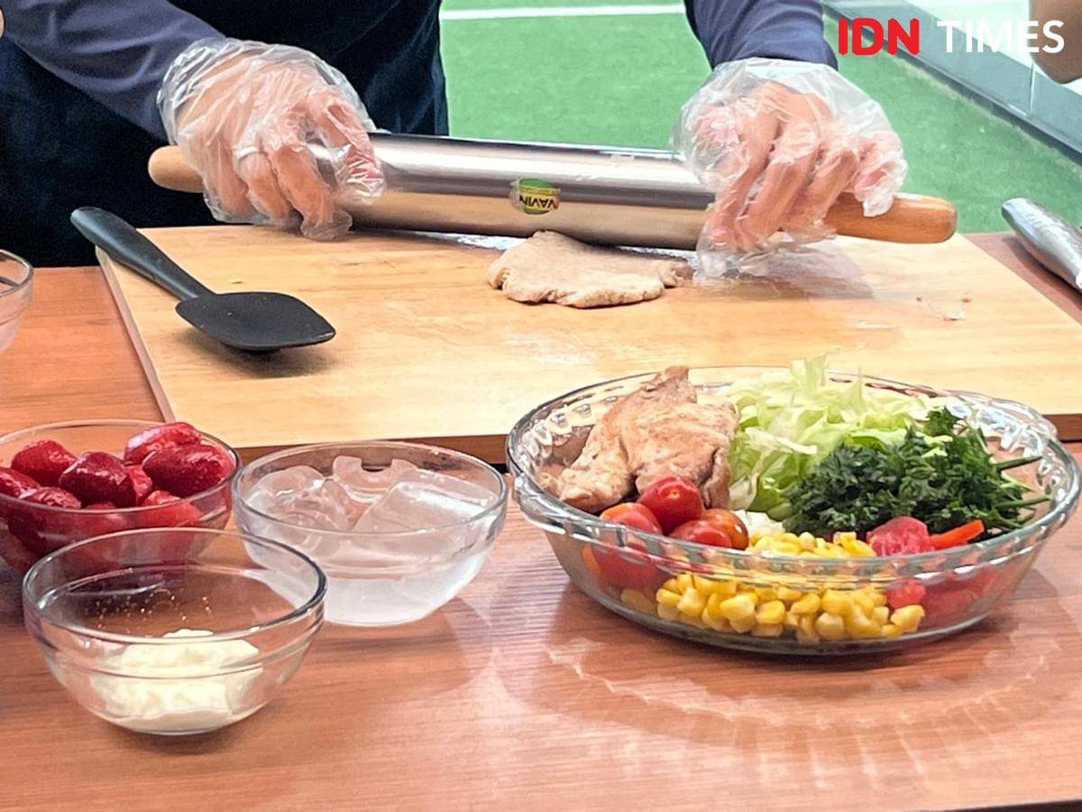 Potret pembuatan Healthy Oat Chicken Wrap ala Chef Olivia Tommy