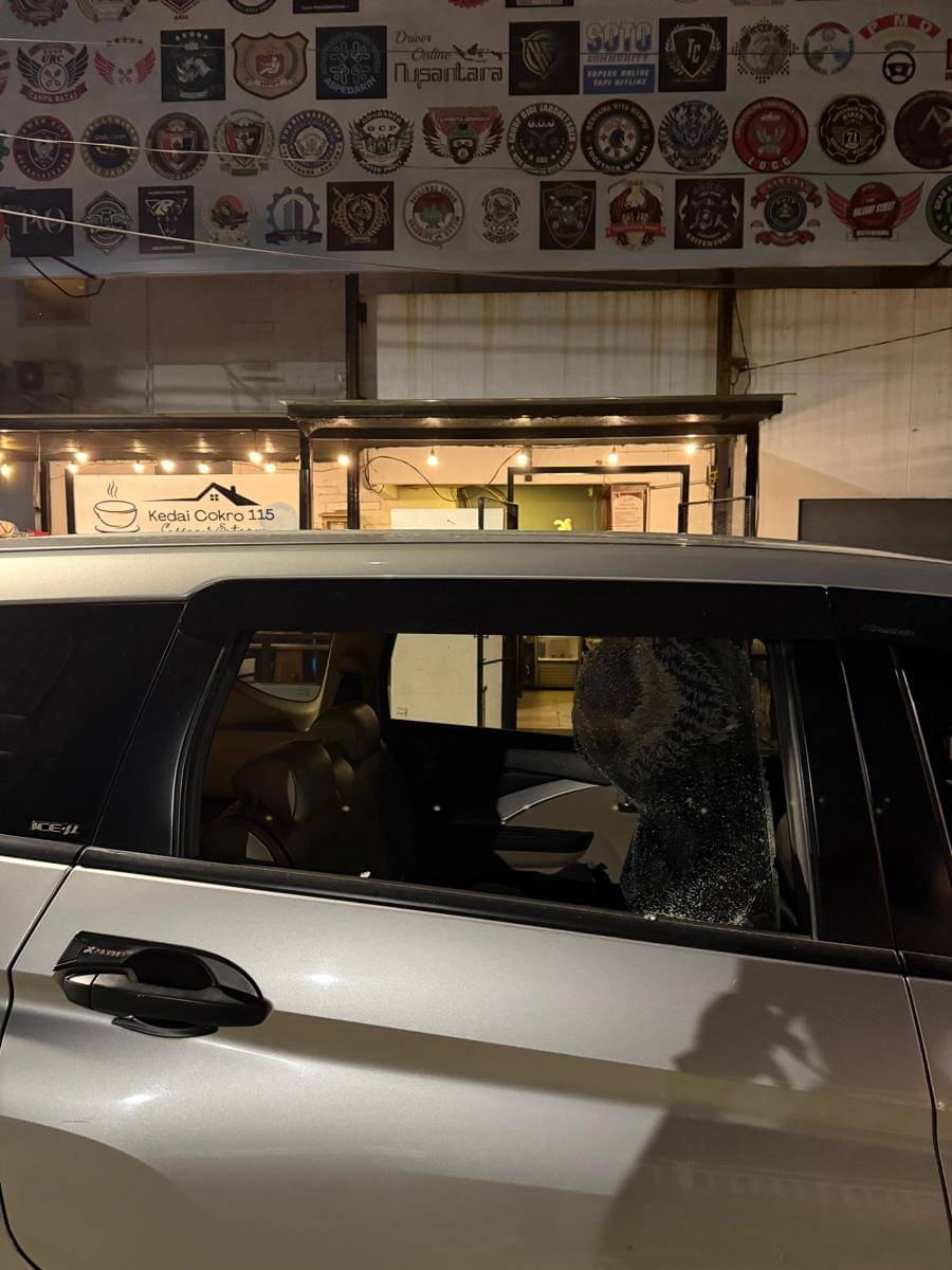 Kaca mobil wartawan Kompas.com dipecahkan di Menteng, laptop dan ID pers raib saat makan malam bersama rekan sejawat. (Dok. Istimewa)