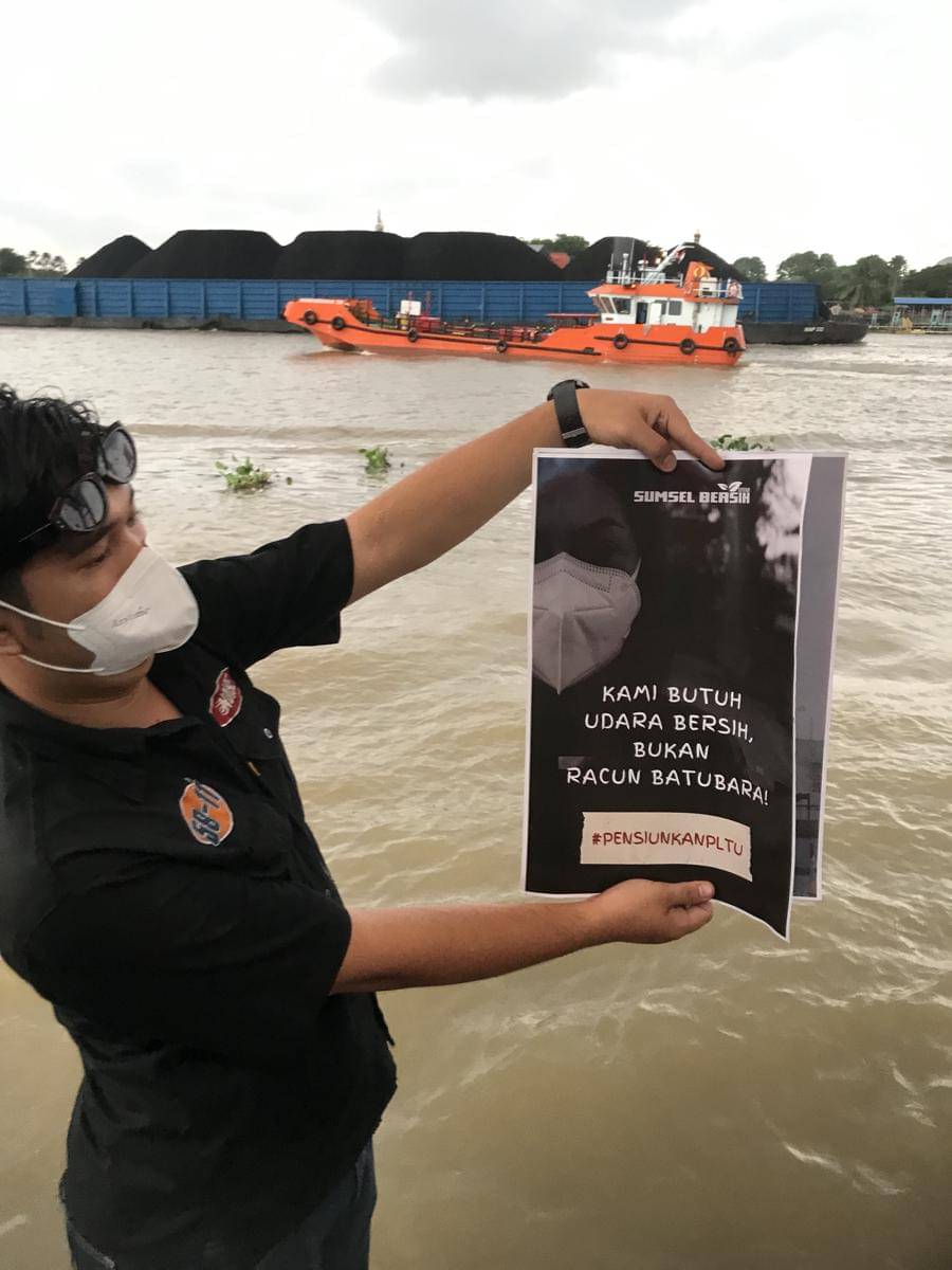 Peluncuran laporan Toxic Twenties di Palembang.