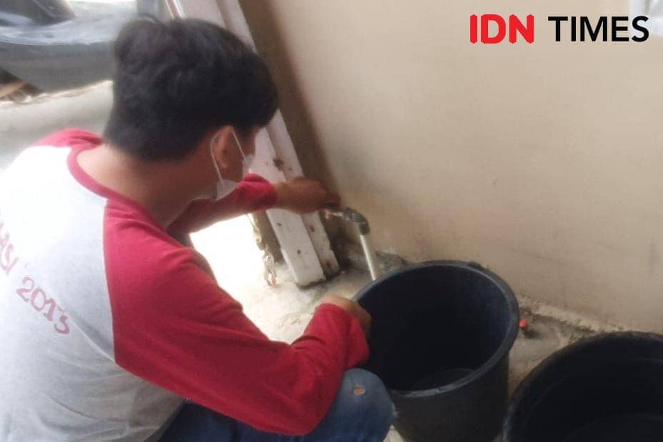 Ganda warga Bukit Baru, Ilir Barat I, Palembang mengeluh matinya pasokan air dari Tirta Maju Sriwijaya (TSM) selama lima hari terakhir (IDN Times/Rangga Erfizal)