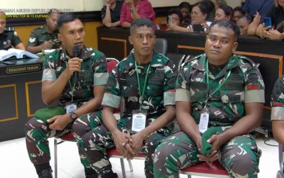 Komandan Peleton, Letda Inf. Roni Setiawan, dicerca oditur saat sidang Prada Lucky.