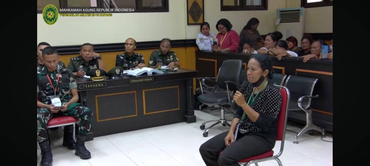 Ibu angkat Prada Lucky bersaksi di persidangan.