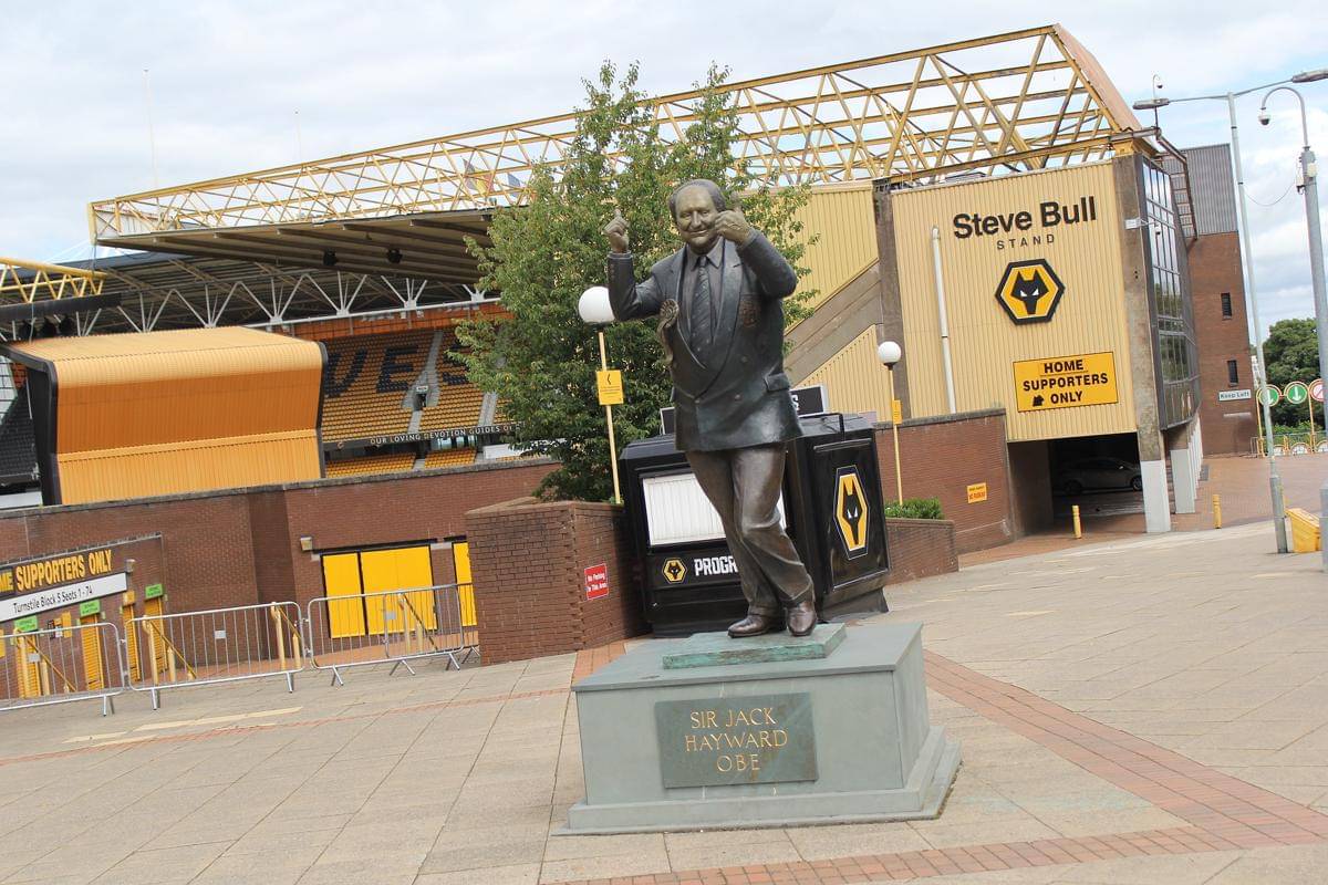 Patung Sir Jack Hayward berdiri di luar Molineux Stadium, stadion Wolverhampton Wanderers.