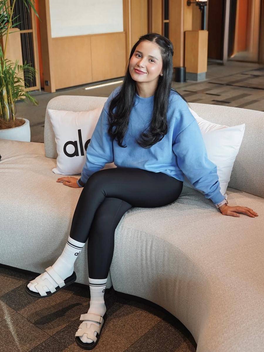 ide outfit olahraga ala Yunita Siregar 