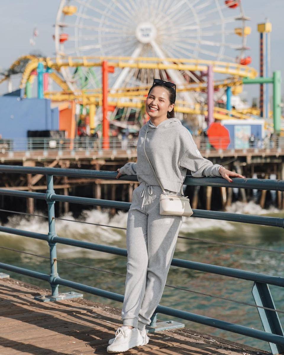 ide outfit olahraga ala Yunita Siregar