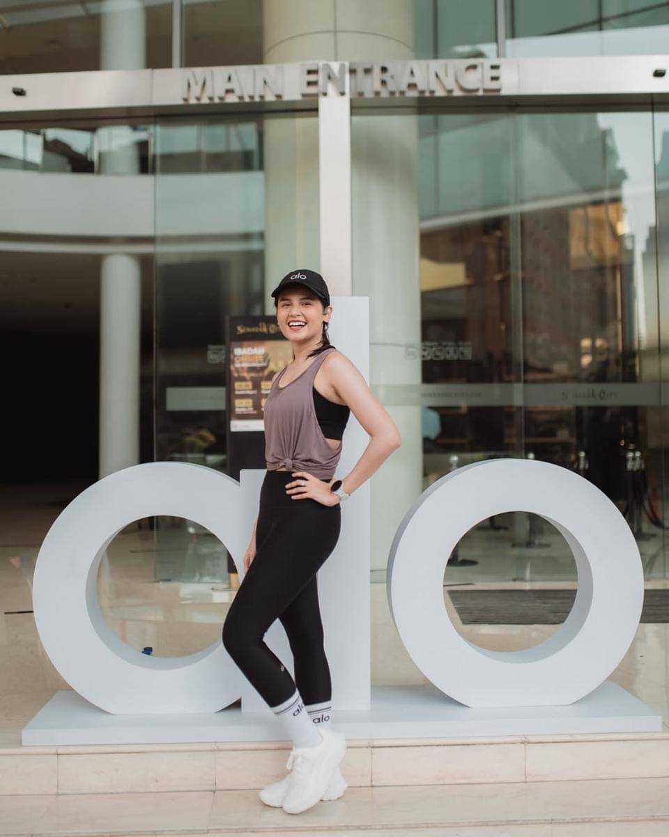 ide outfit olahraga ala Yunita Siregar