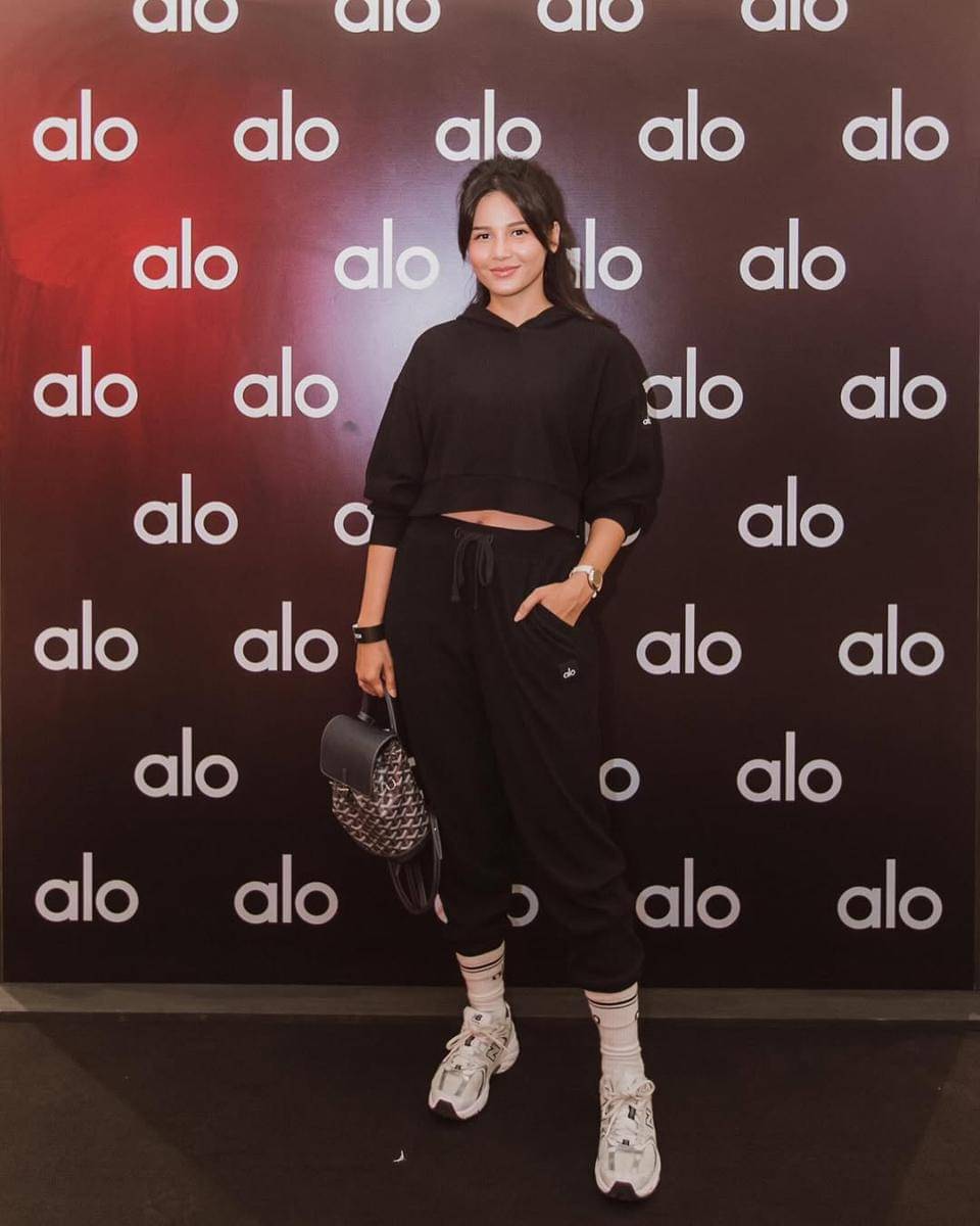 ide outfit olahraga ala Yunita Siregar