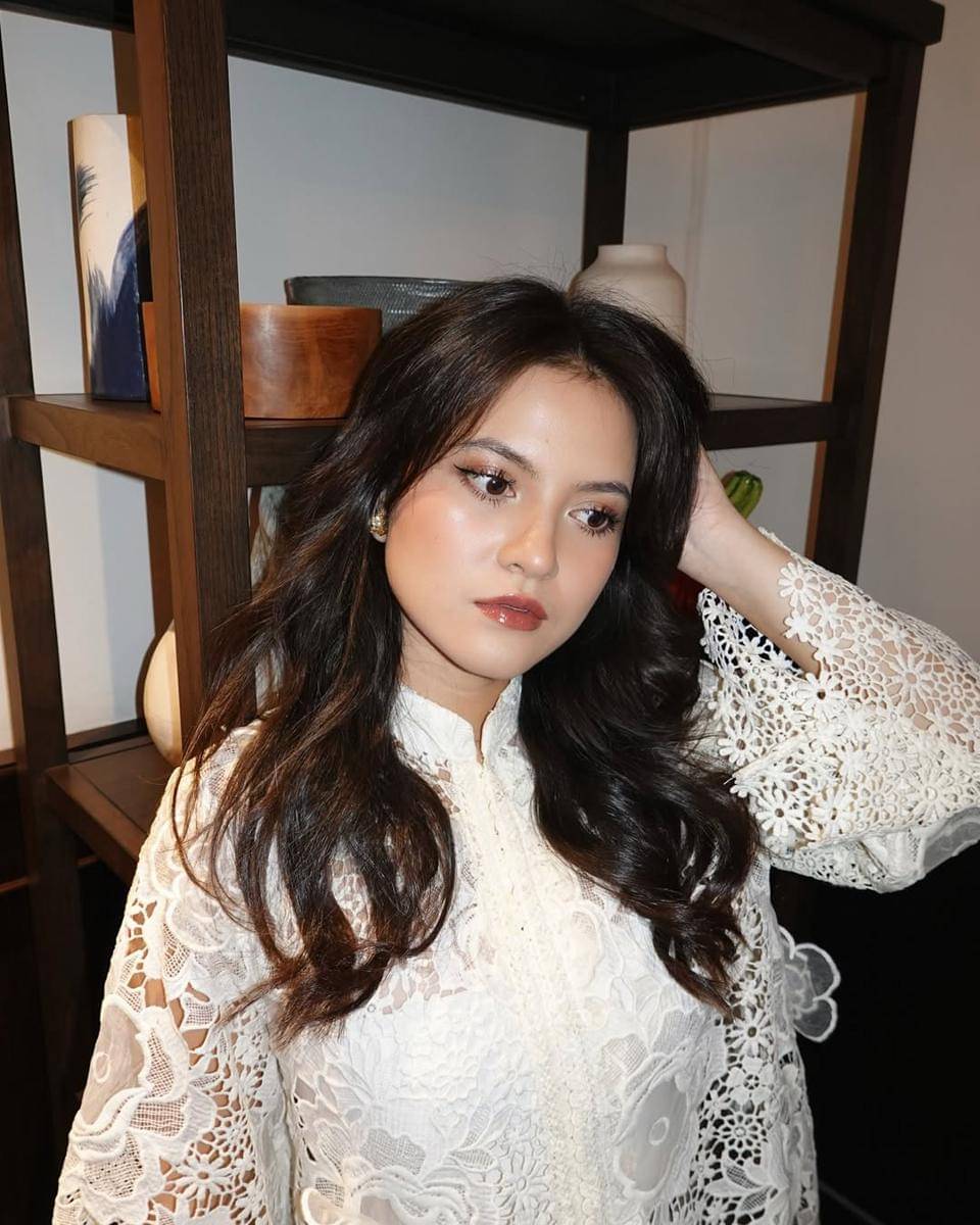 inspirasi hairdo untuk kondangan ala Marsha Aruan