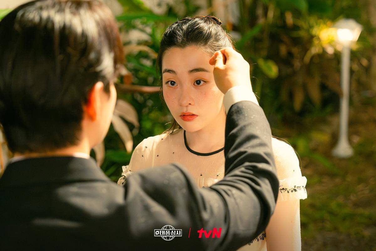 still cut drakor Typhoon Family