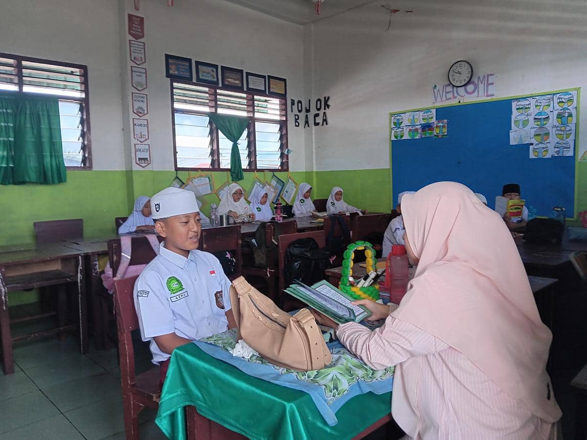Seorang Mahasiswi Pengajar Tahfidz
