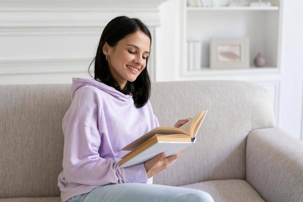 ilustrasi perempuan membaca