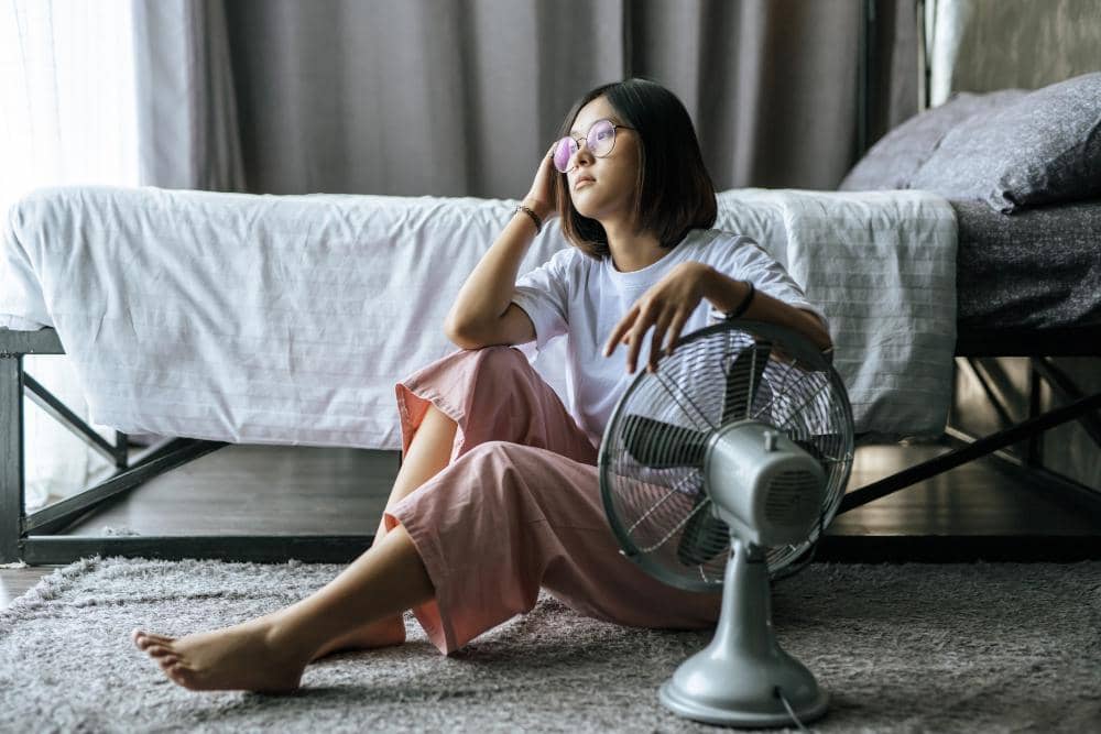 https://www.freepik.com/free-photo/woman-wore-white-shirt-hand-placed-table-fan-looked-out_8352388.htm#fromView=search&page=1&position=7&uuid=fd23d09c-76a2-4d99-a026-b0ce14a8b21f&query=kipas+angin