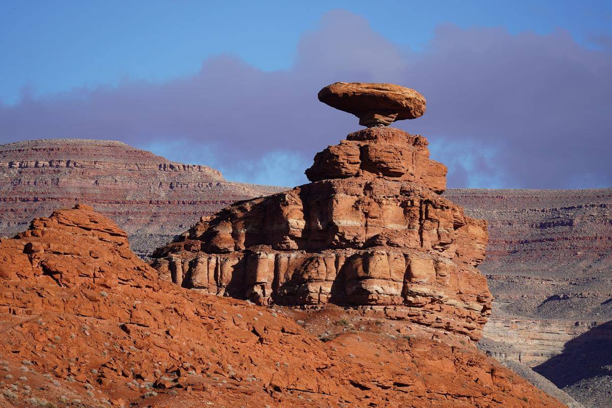 potret Mexican Hat Rock di Utah, bukti bahwa keseimbangan alam bergantung pada posisi pusat massa