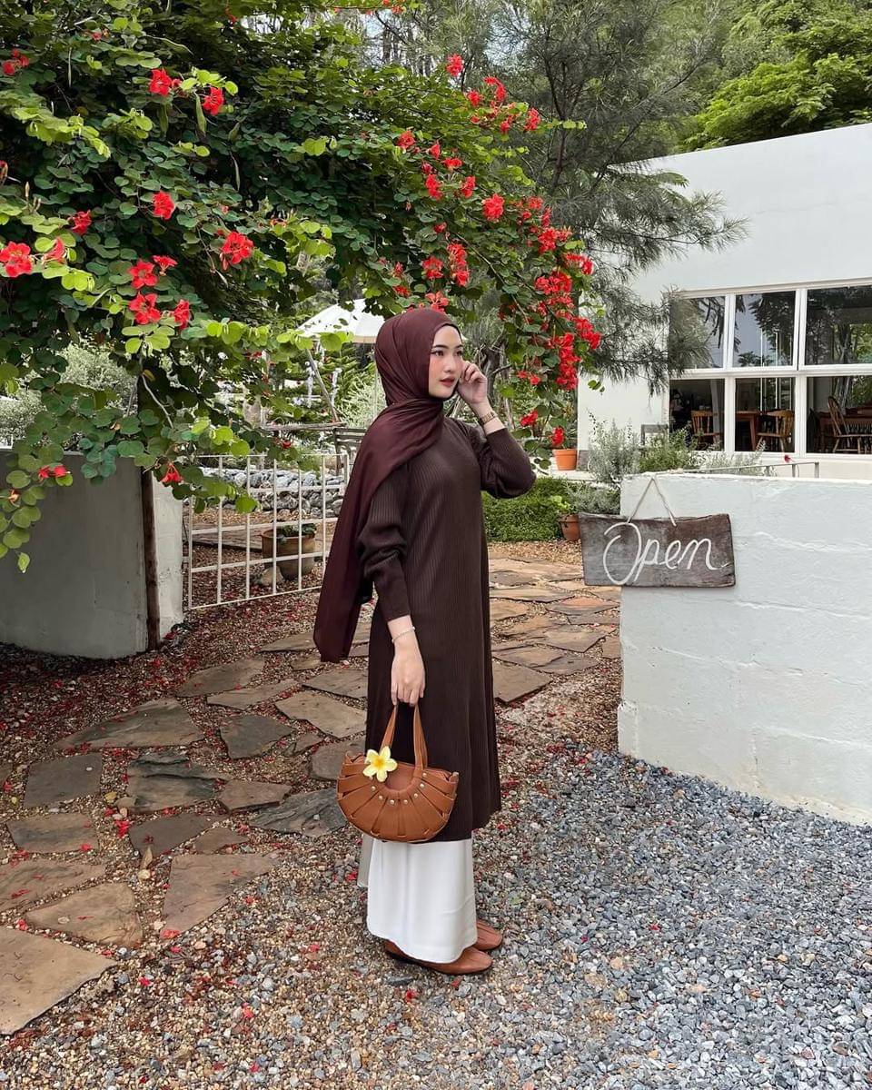 Inspirasi gaya ala Intan Ghazella