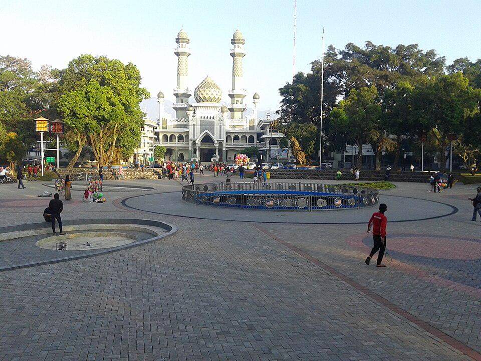 ilustrasi liburan di Alun-Alun Malang
