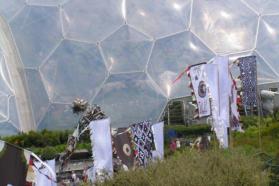 Eden Project menggunakan material ETFE ringan dan transparan
