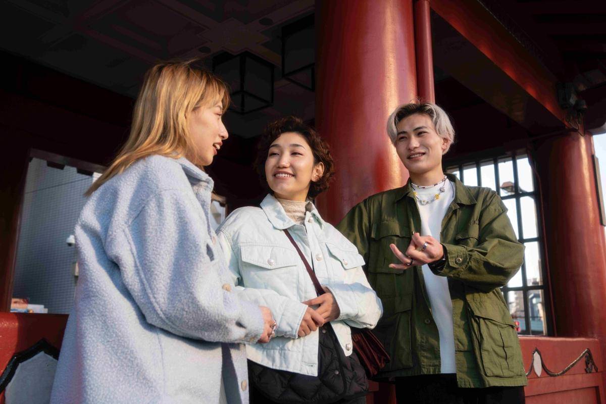 ilustrasi berkenalan dengan orang baru