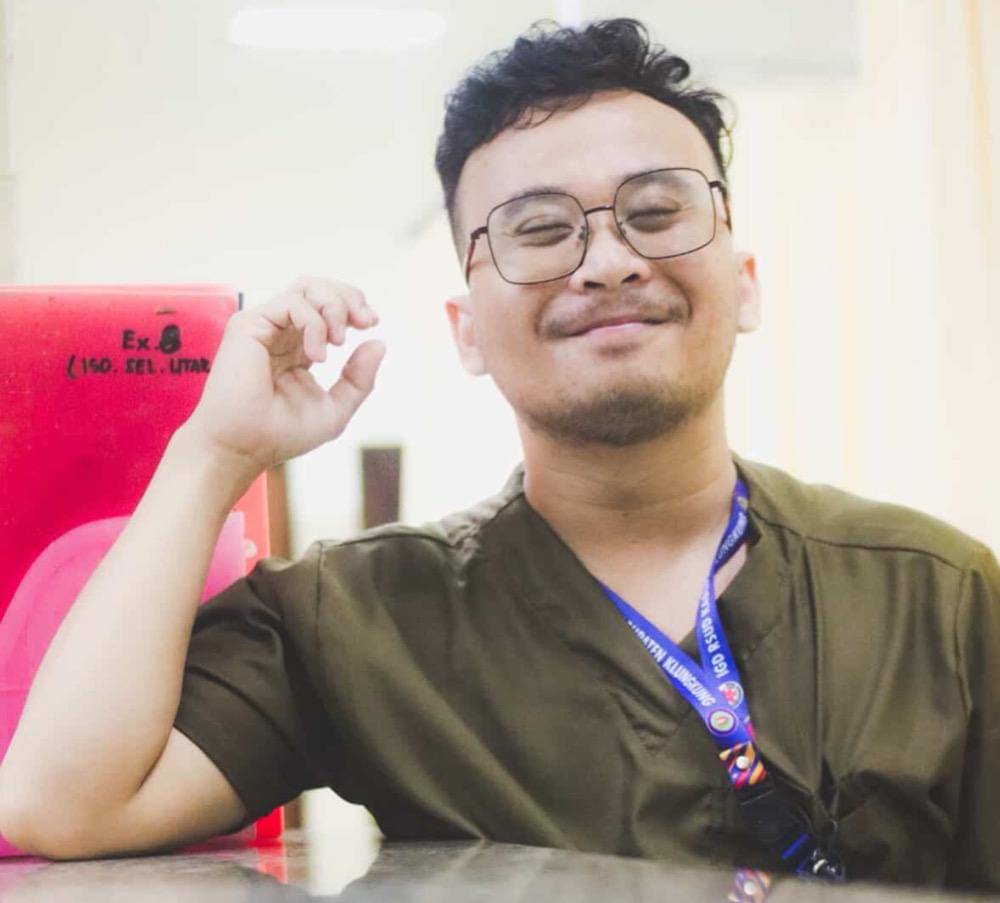 potret Reza Riyady Pragita Saat bertugas sebagai perawat