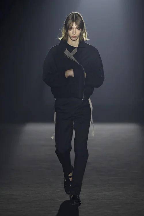 Koleksi Carlota Barrera S/S '26 di Barcelona Fashion Week