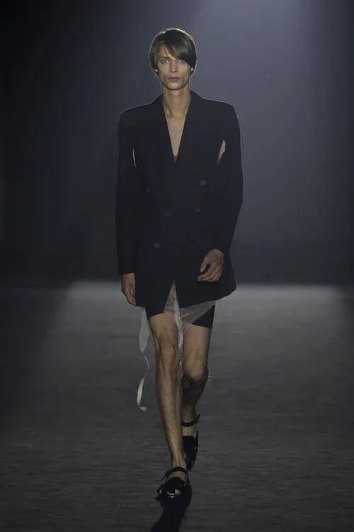 Koleksi Carlota Barrera S/S '26 di Barcelona Fashion Week