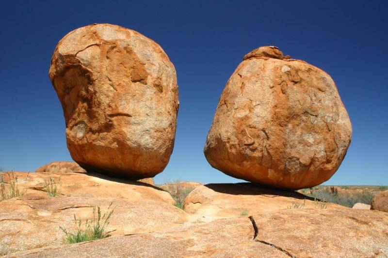 potret Devils Marbles di Australia, contoh bagaimana angin, air, dan suhu terus membentuk serta menguji keseimbangan batu