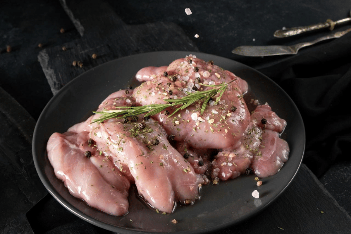 ilustrasi membuat chicken au poivre