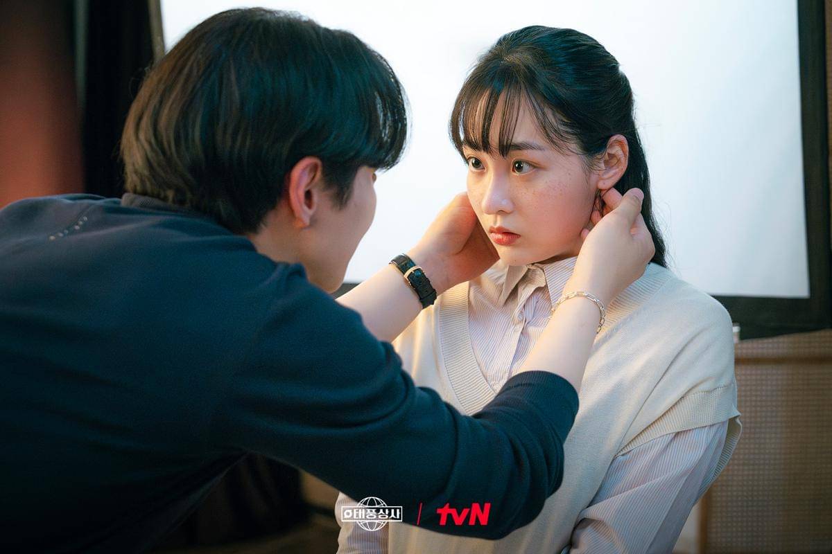 Lee Junho dan Kim Min Ha di Typhoon Family